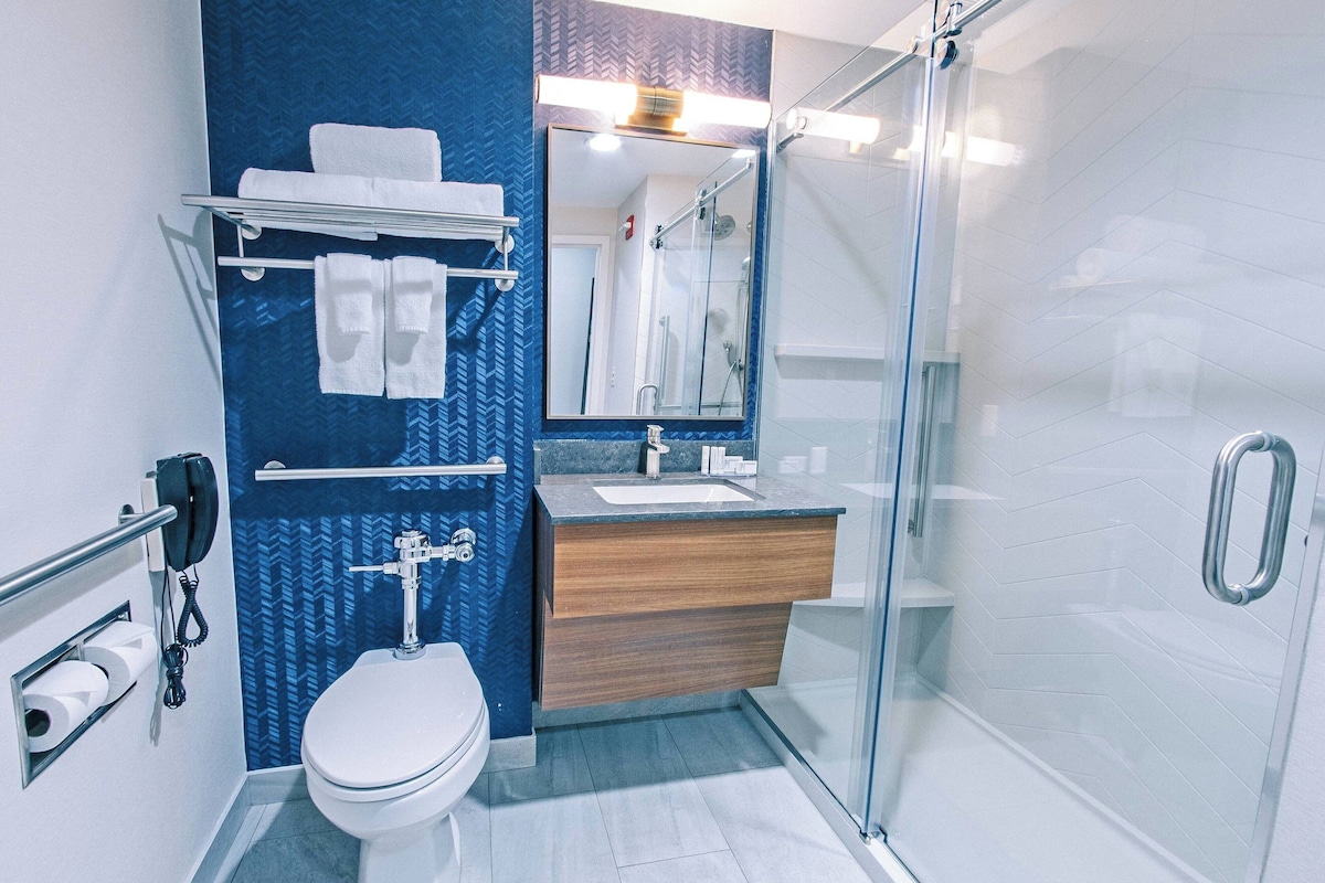 Room, 1 King Bed, Fairfield Inn by Marriott NY image 3