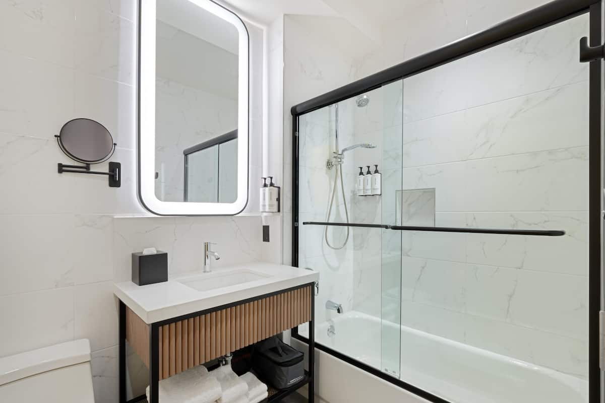Standard Room, 1 Queen Bed, voco Astoria by IHG image 4