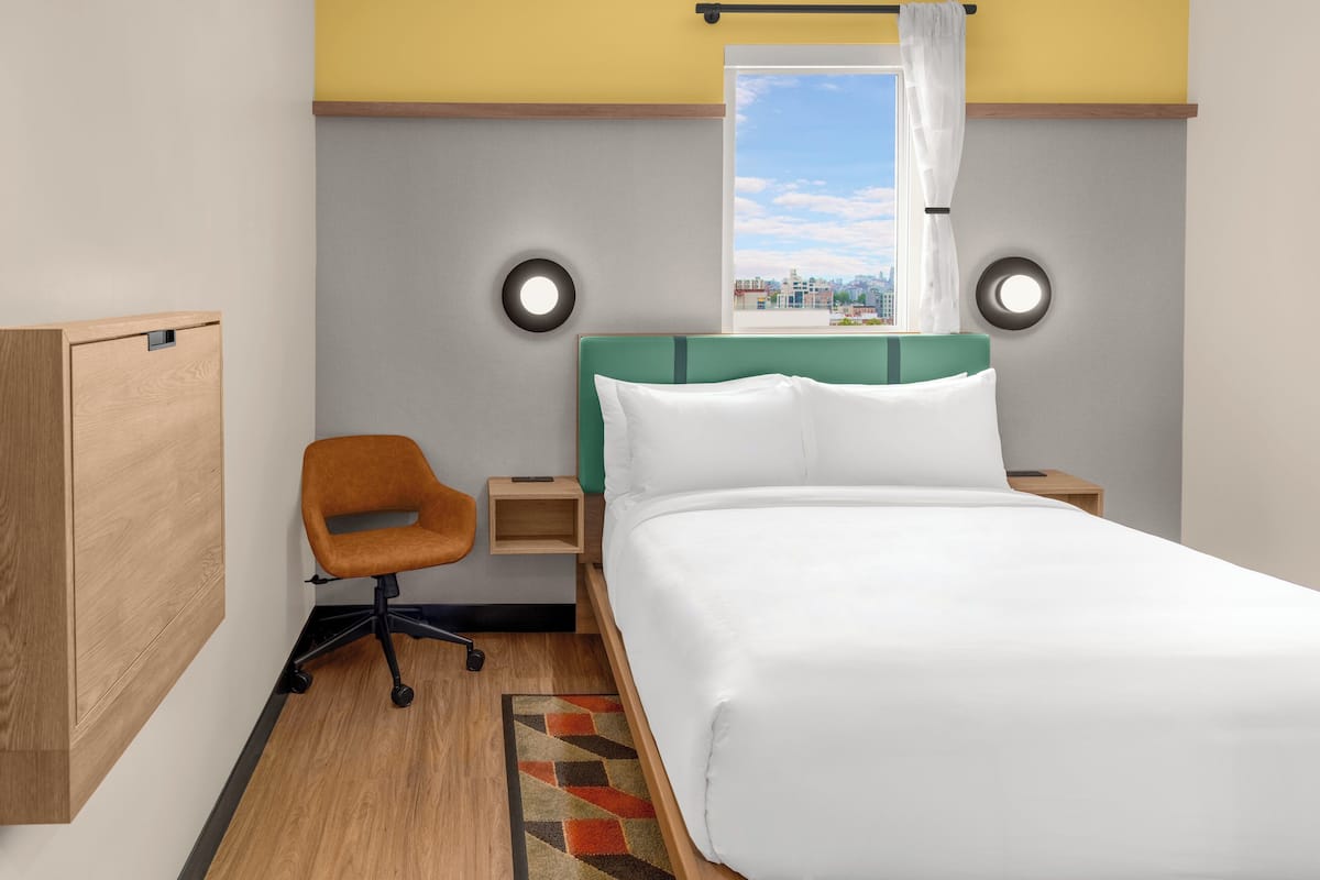 Standard Room, 1 Queen Bed, voco Astoria by IHG image 5