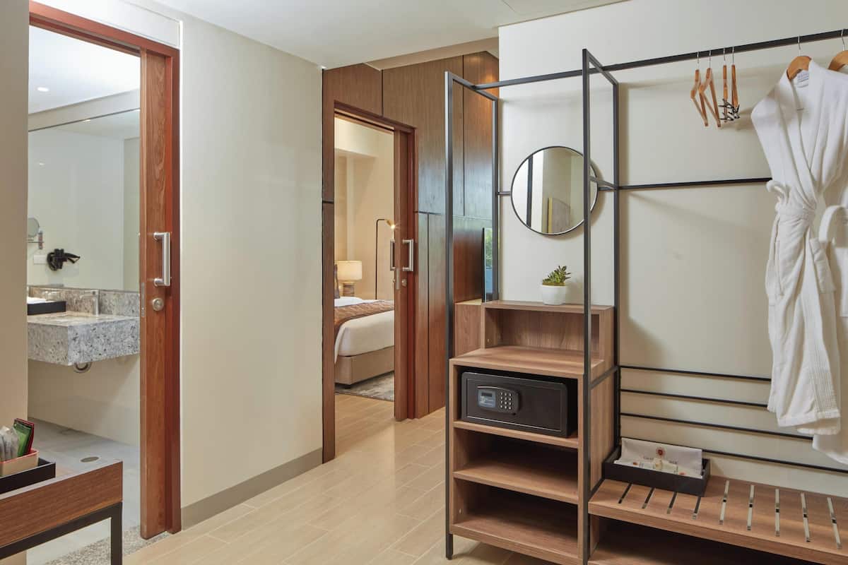 Executive 1 Bedroom Suite, Grand Westside Manila B image 3