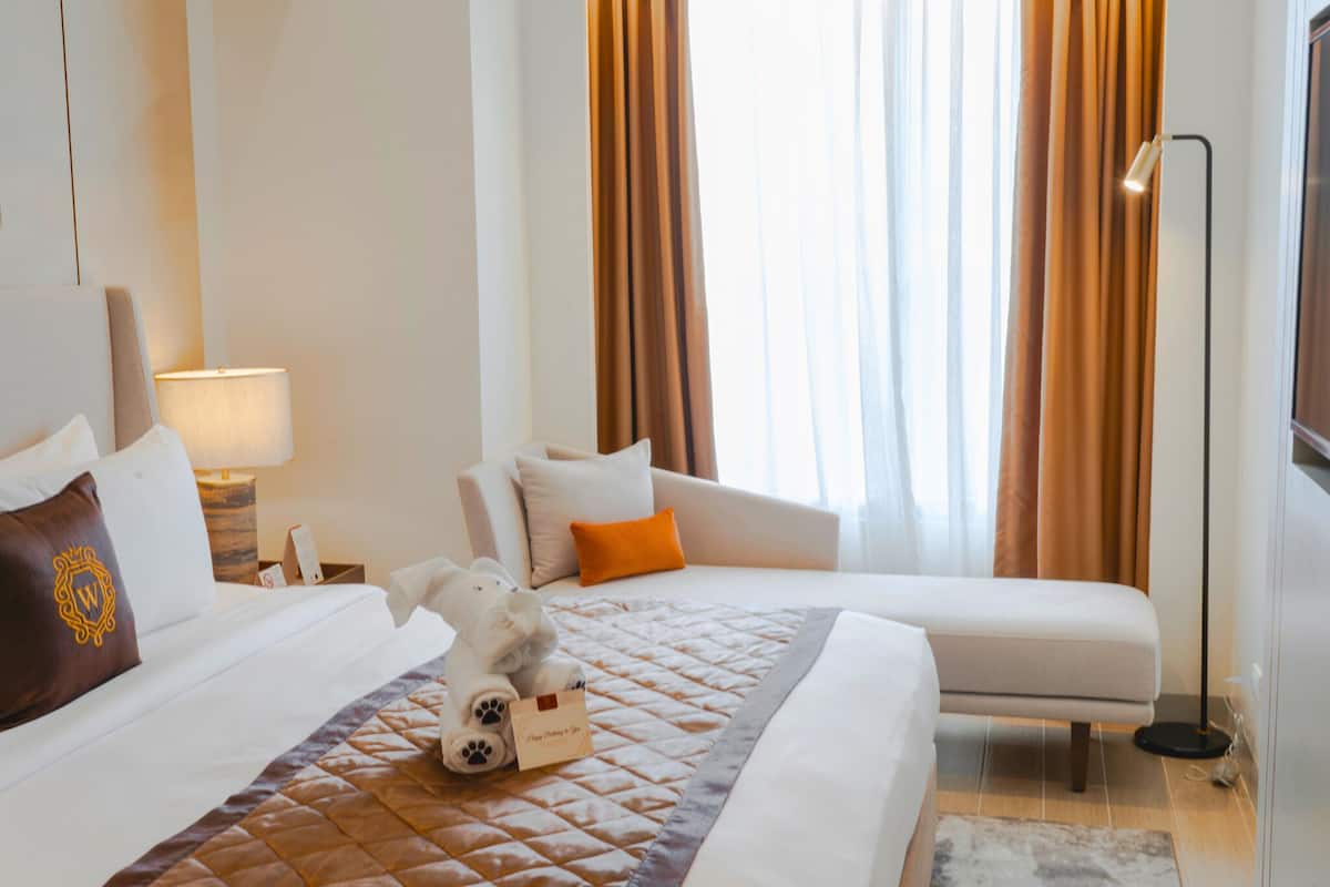 Executive 1 Bedroom Suite, Grand Westside Manila B image 5