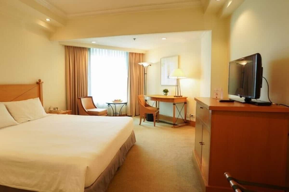 Deluxe Room King Bed, The Heritage Hotel Manila
 image 3