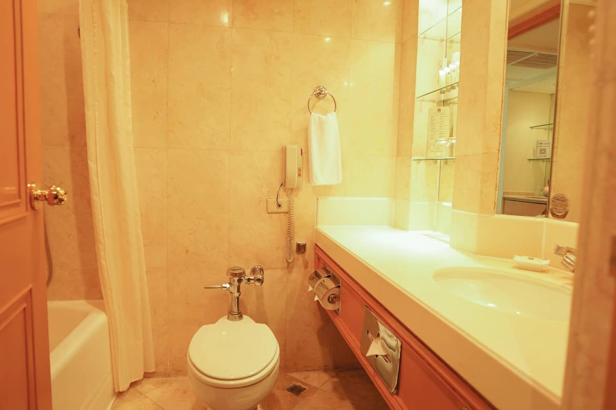 Deluxe Room King Bed, The Heritage Hotel Manila
 image 4