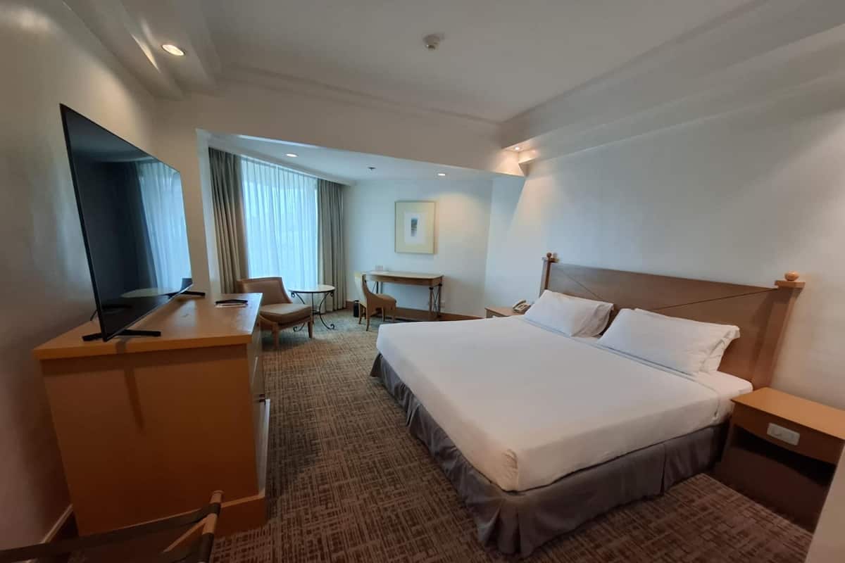 Deluxe Room King Bed, The Heritage Hotel Manila
 image 6
