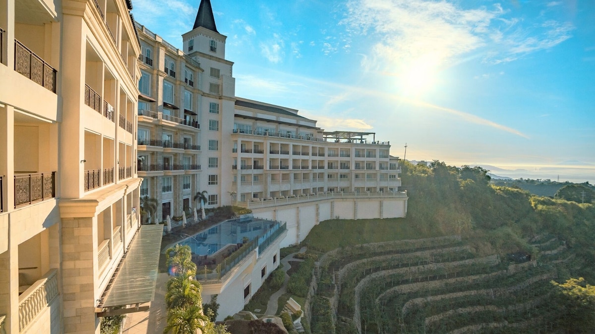 Premier King, Twin Lakes Hotel - near Tagaytay
 image 1