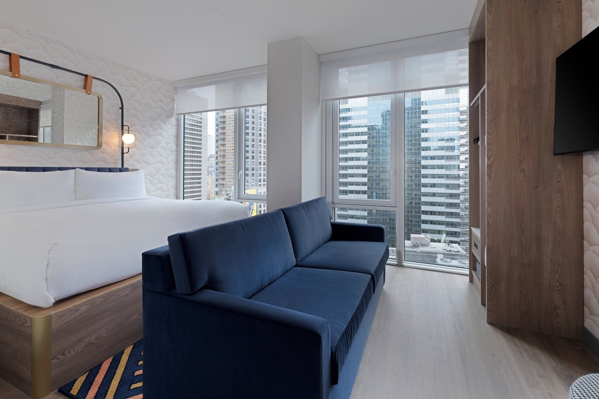 voco Times Square Standard Room, 1 King Bed image 5
