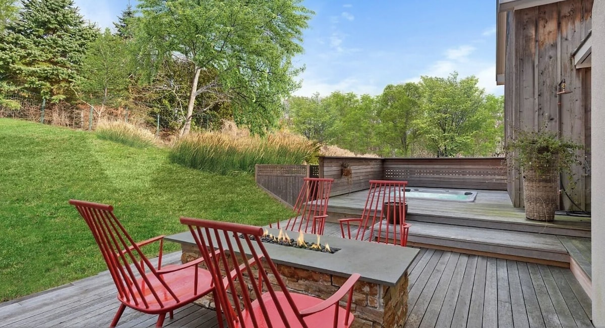 Modern Farmhouse with Pool in East Hampton Beach image 5