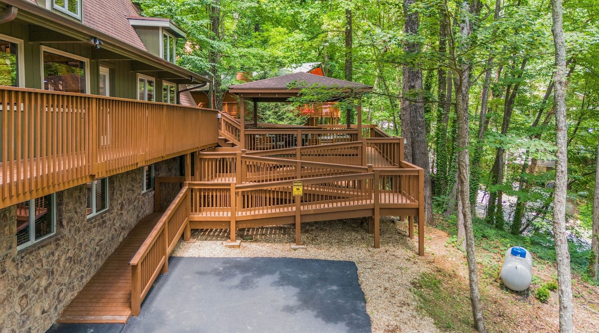 Cabin 1 Mile to DT Hot Tub, Game Room image 2