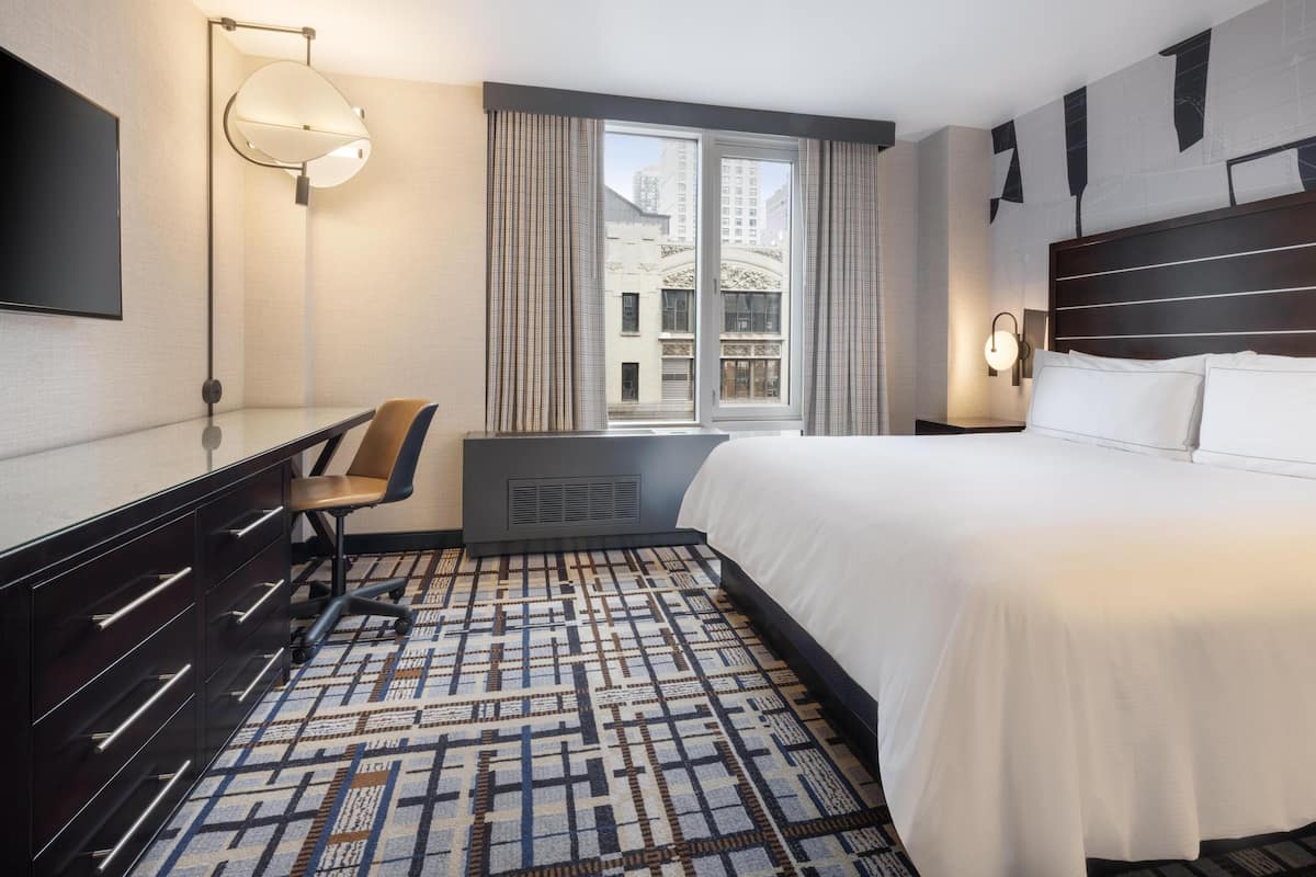 King bed Hilton New York Fashion District
 image 3