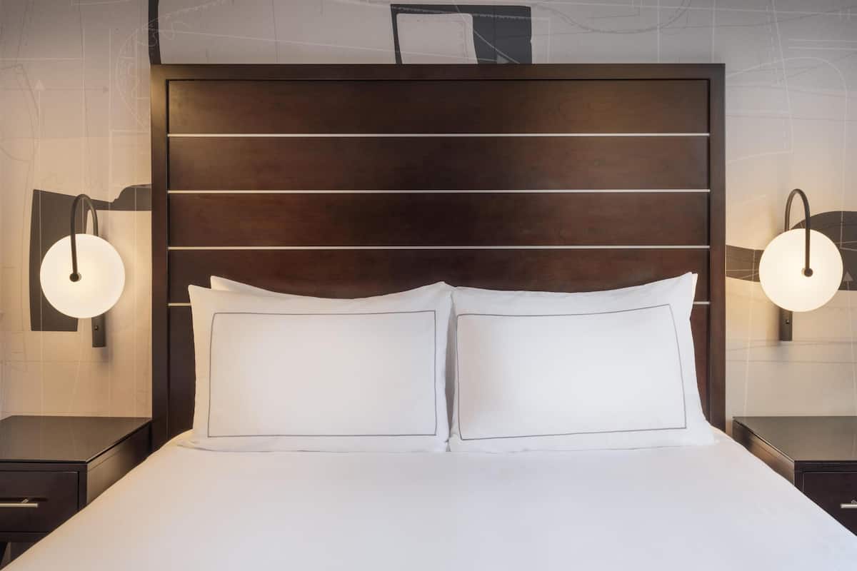 King bed Hilton New York Fashion District
 image 4