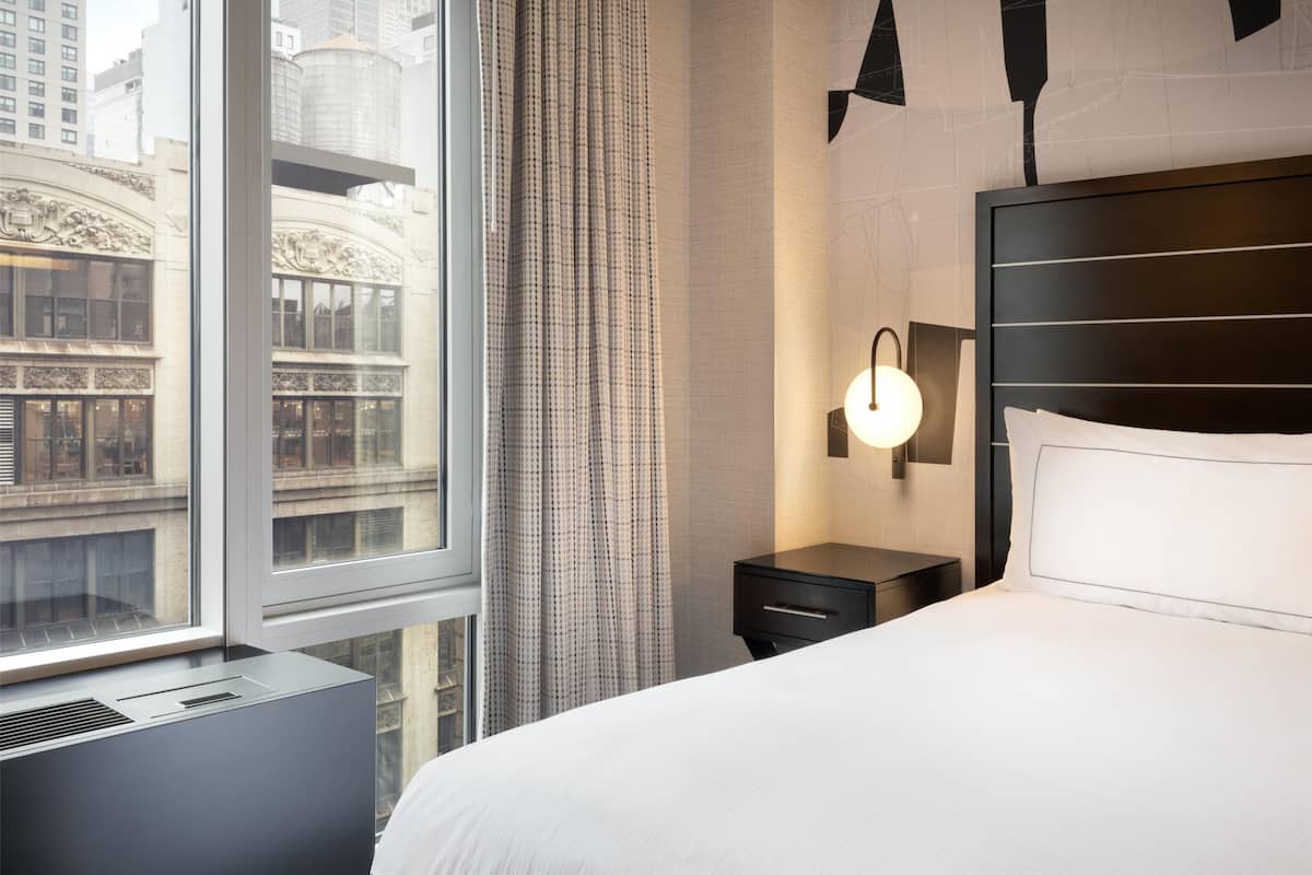 King bed Hilton New York Fashion District
 image 5