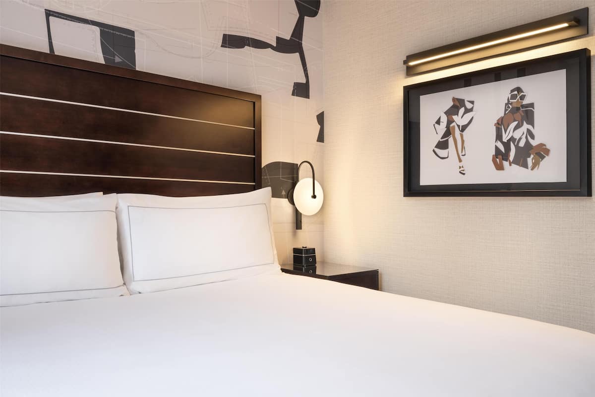 King bed Hilton New York Fashion District
 image 6
