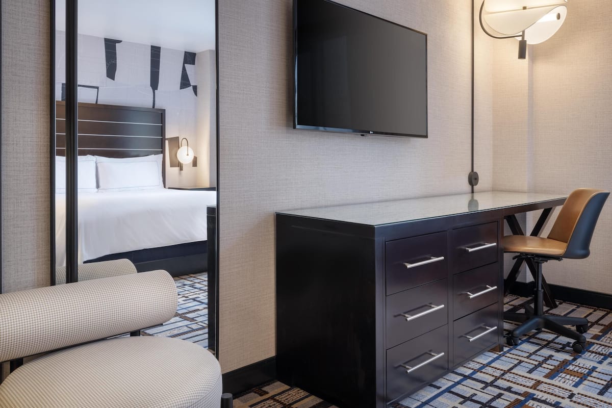King bed Hilton New York Fashion District
 image 7
