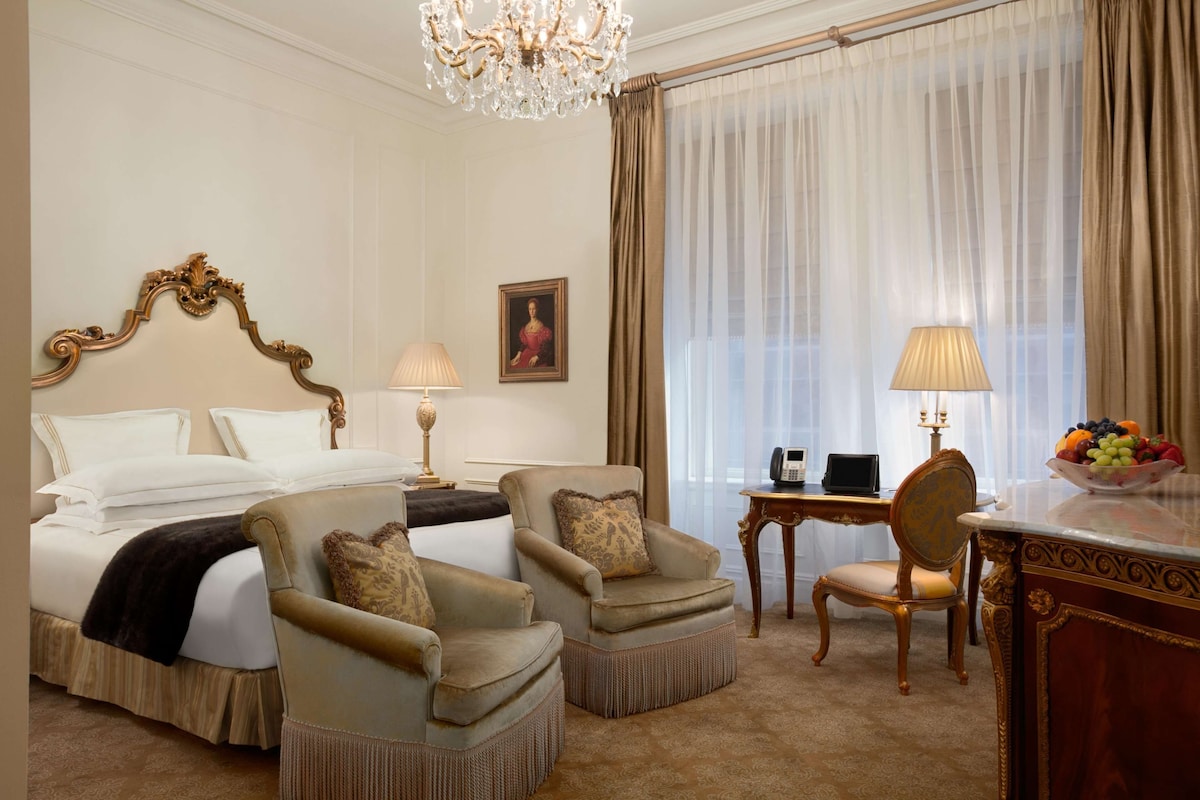 The Plaza (Plaza Room) image 4