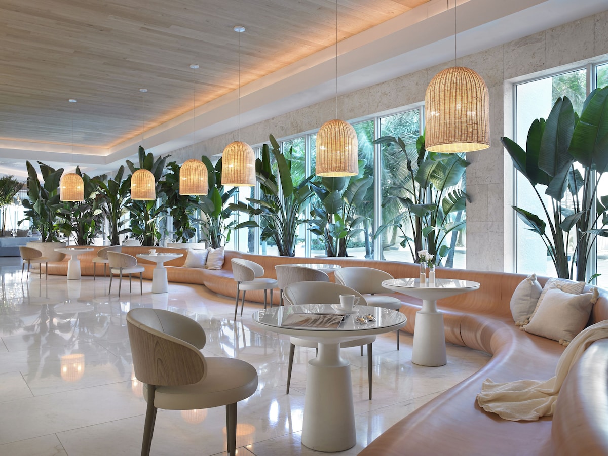 Grand Beach Hotel (King Suite with Bay View) image 3
