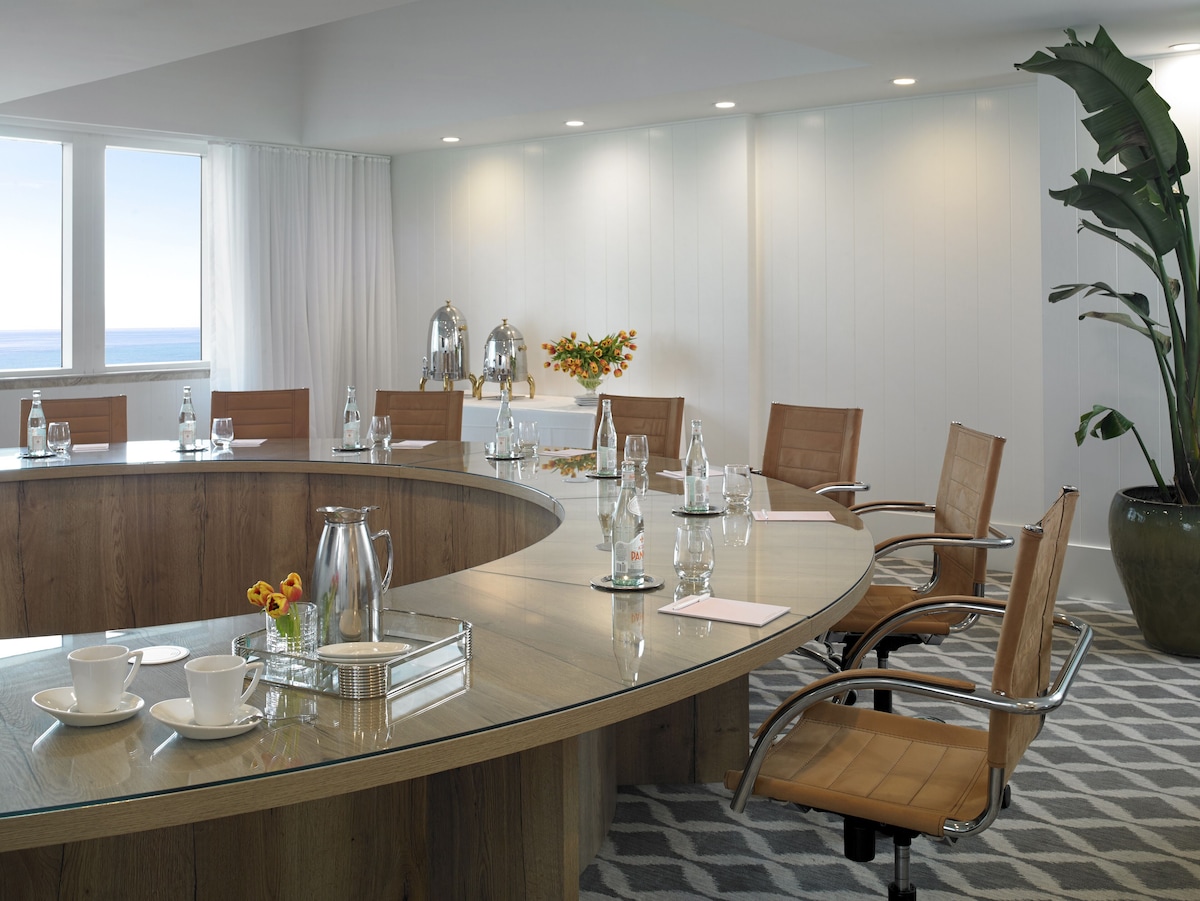 Grand Beach Hotel (King Suite with Bay View) image 4