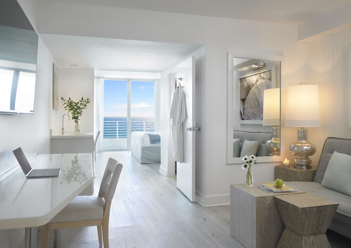 Grand Beach Hotel (King Suite with Bay View) image 6