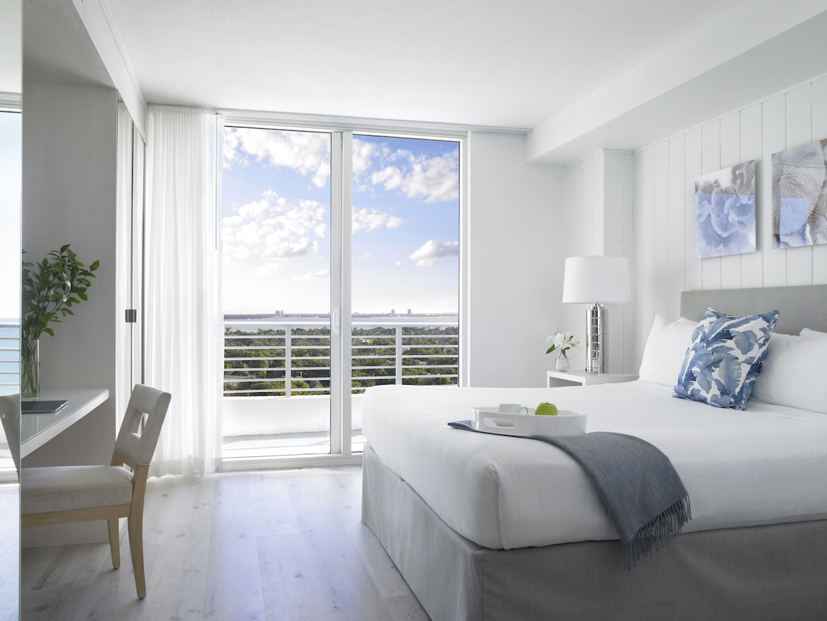 Grand Beach Hotel (King Suite with Bay View) image 7