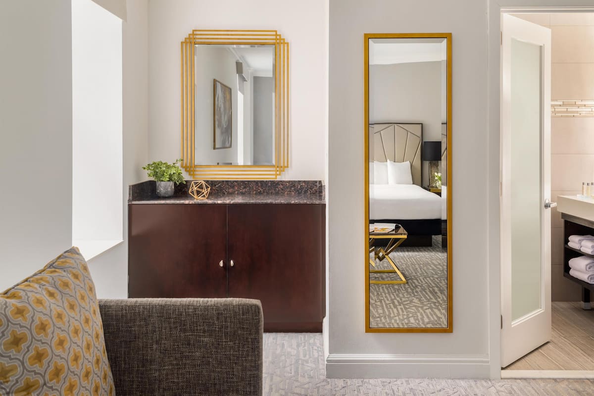 Junior Suite, 1 King Bed, Martinique New York image 3