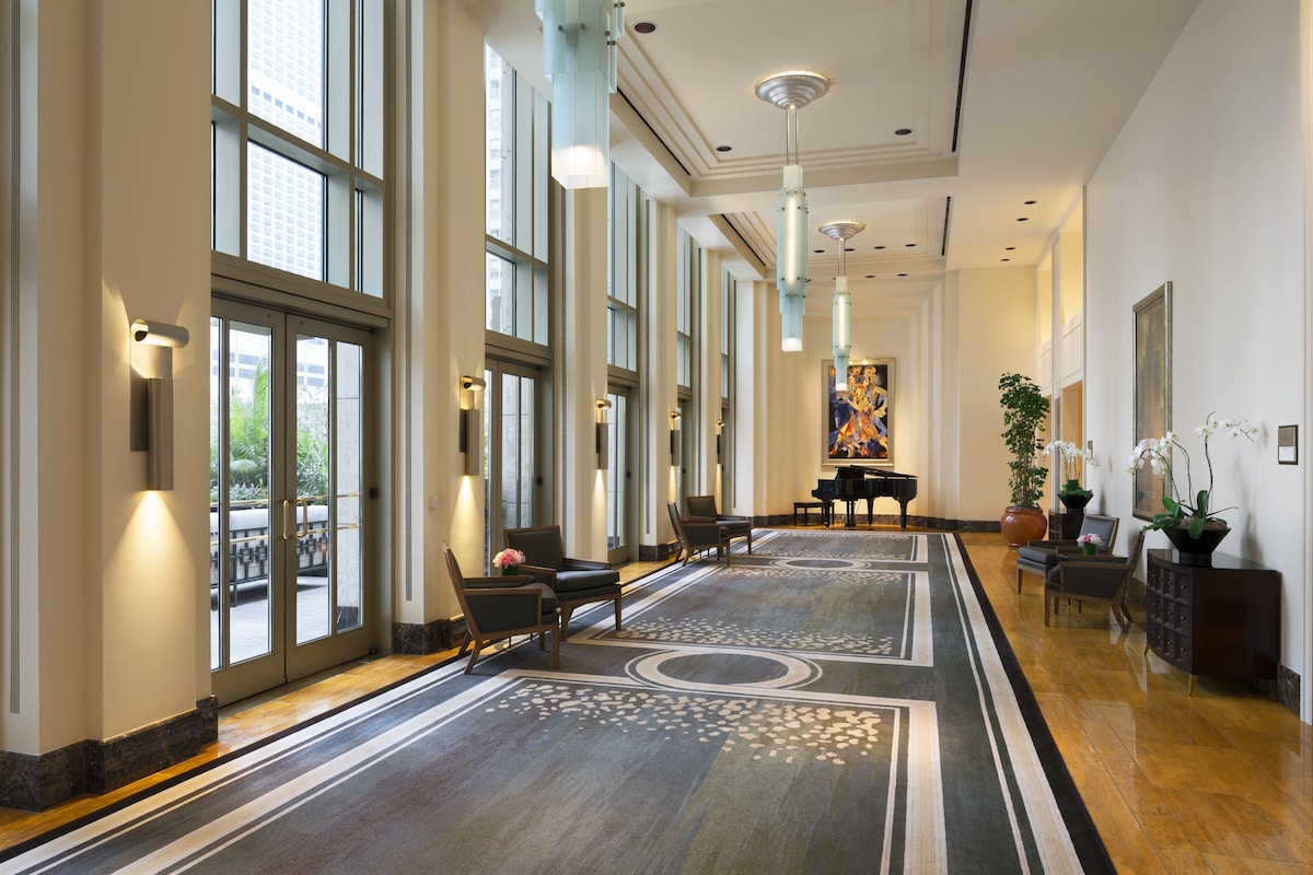 The Peninsula Chicago (Premier King Room) image 6