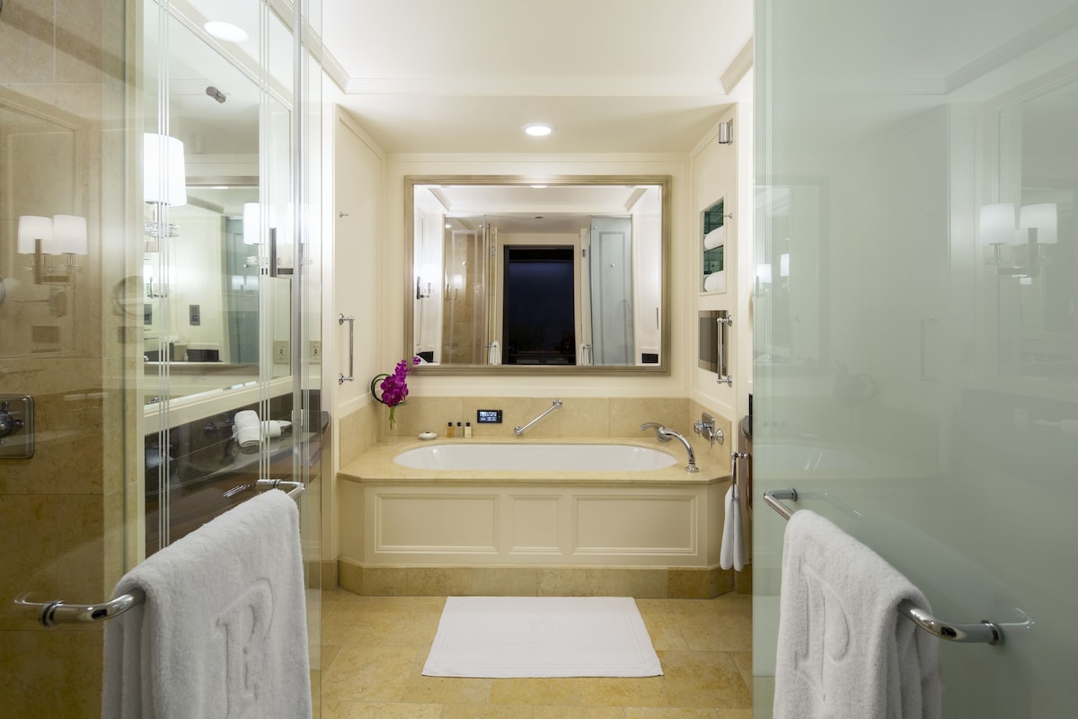The Peninsula Chicago (Premier King Room) image 7