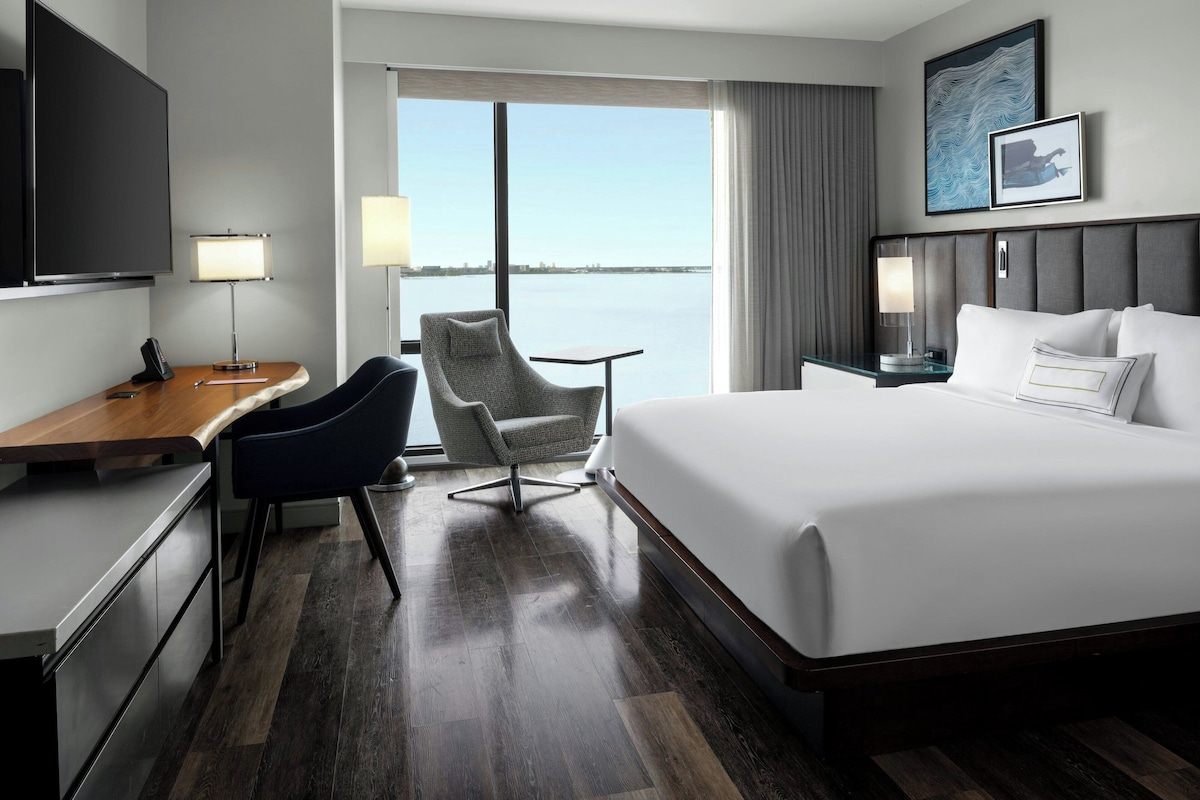 The Current Hotel (Guest room Bay view) image 4