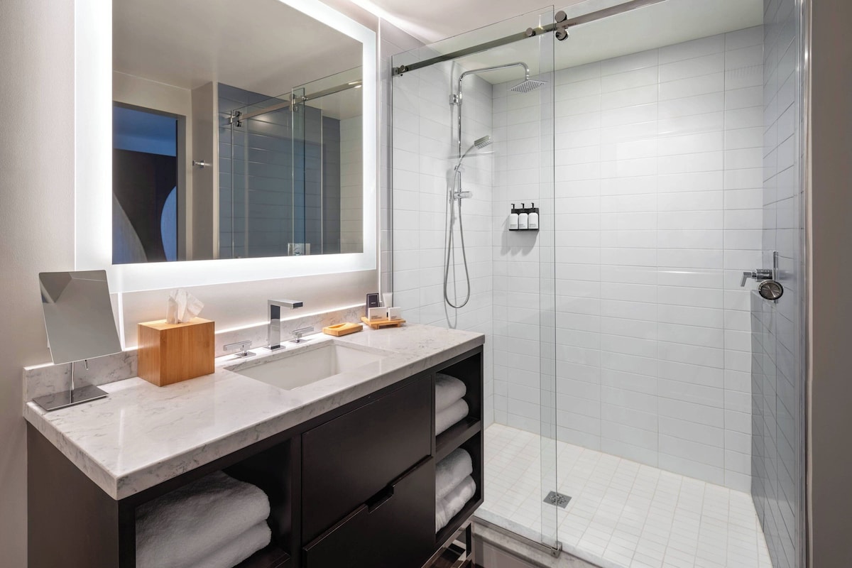 The Current Hotel (Guest room Bay view) image 5