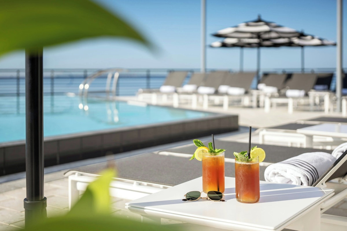 The Current Hotel (Guest room Bay view) image 7
