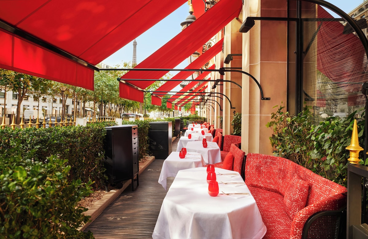 Hotel Plaza Athenee (Deluxe Room) image 2