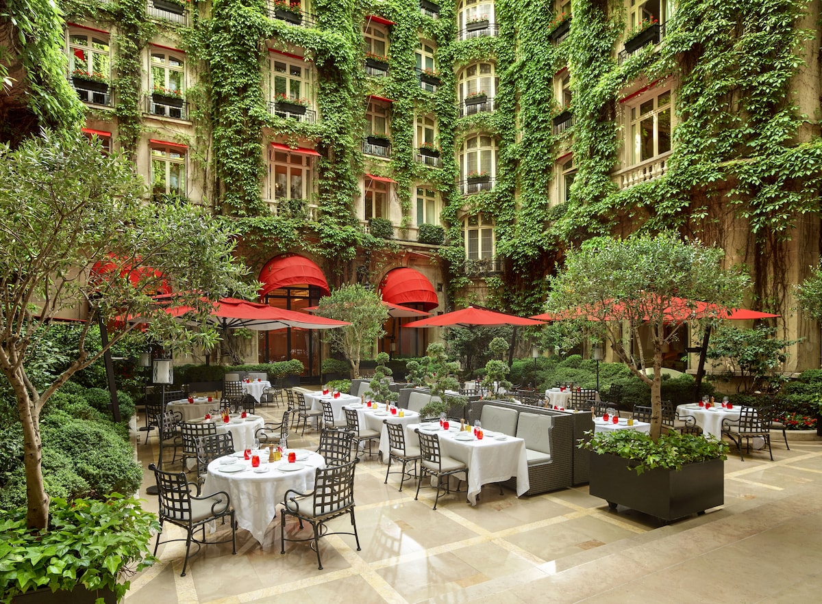Hotel Plaza Athenee (Deluxe Room) image 3