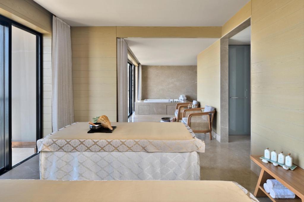 Premier Twin Room The Westin Resort Himalayas image 4