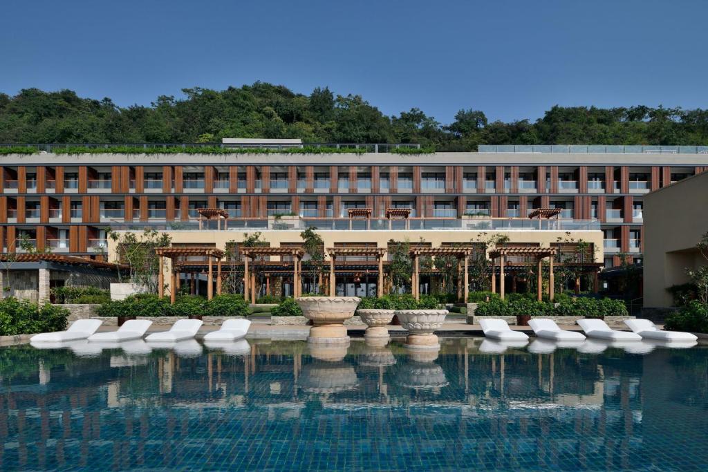 Premier Twin Room The Westin Resort Himalayas image 8