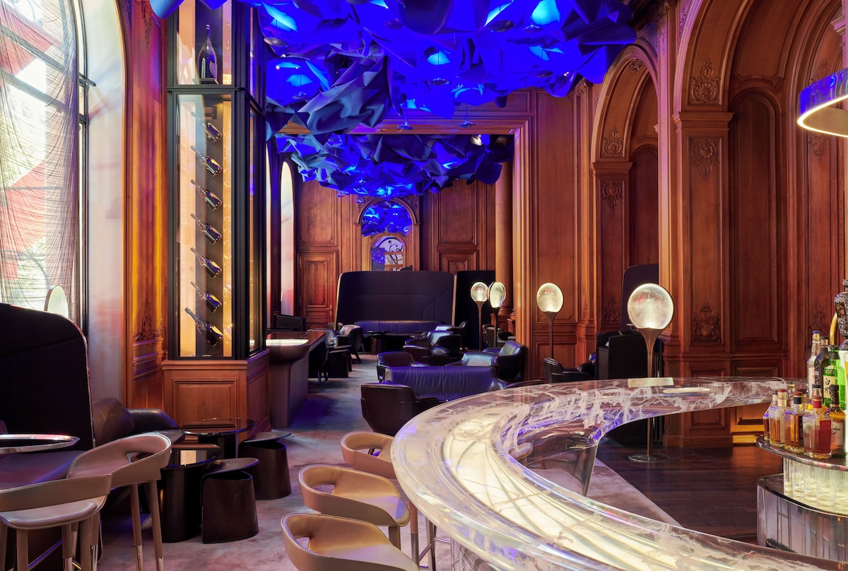 Hotel Plaza Athenee (Deluxe Room) image 6