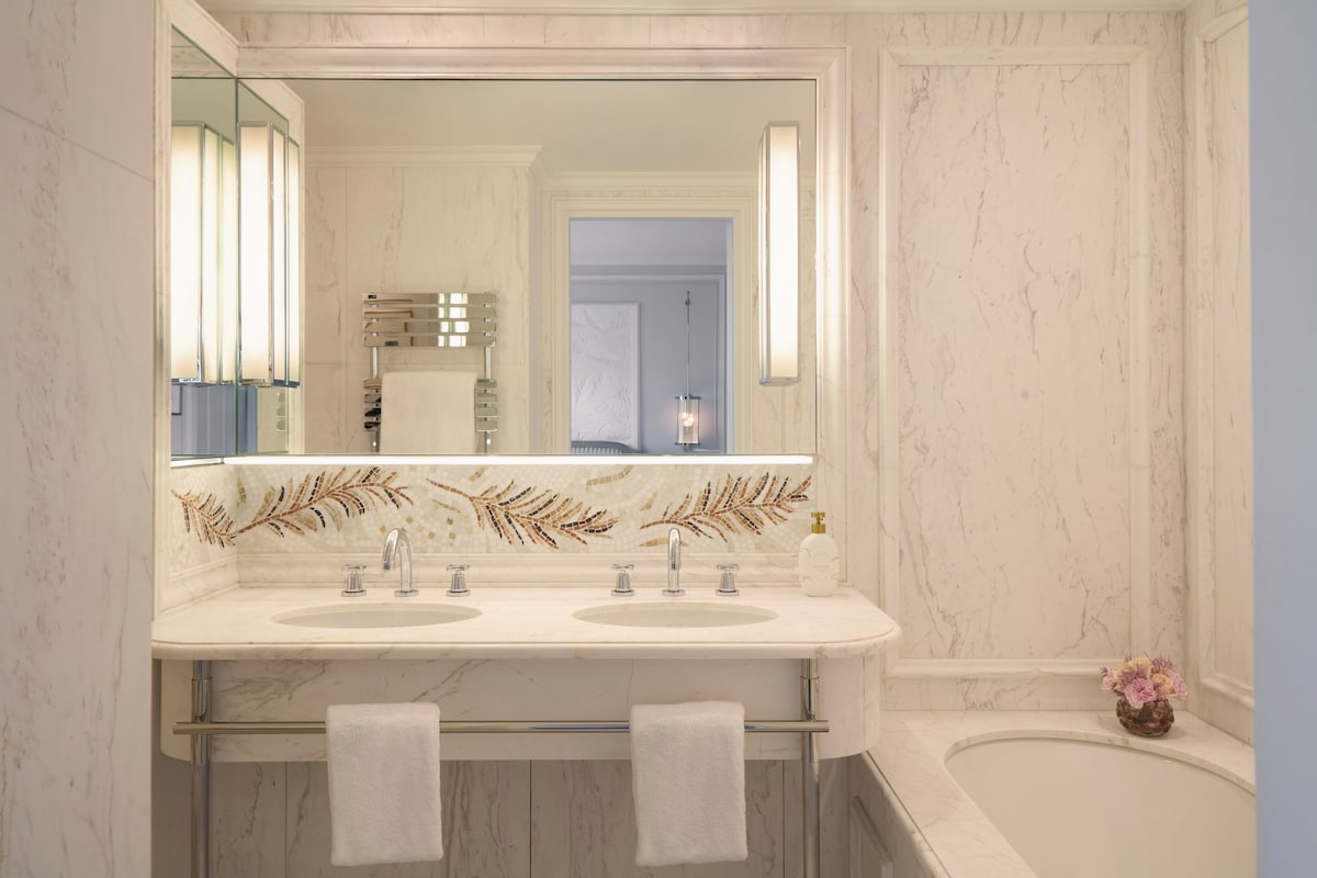 Hotel Plaza Athenee (Deluxe Room) image 8