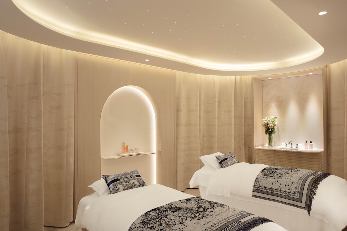 Hotel Plaza Athenee (Deluxe Room) image 9
