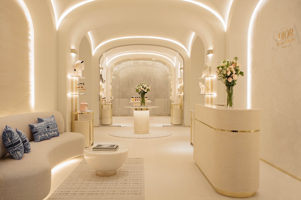 Hotel Plaza Athenee (Deluxe Room) image 10