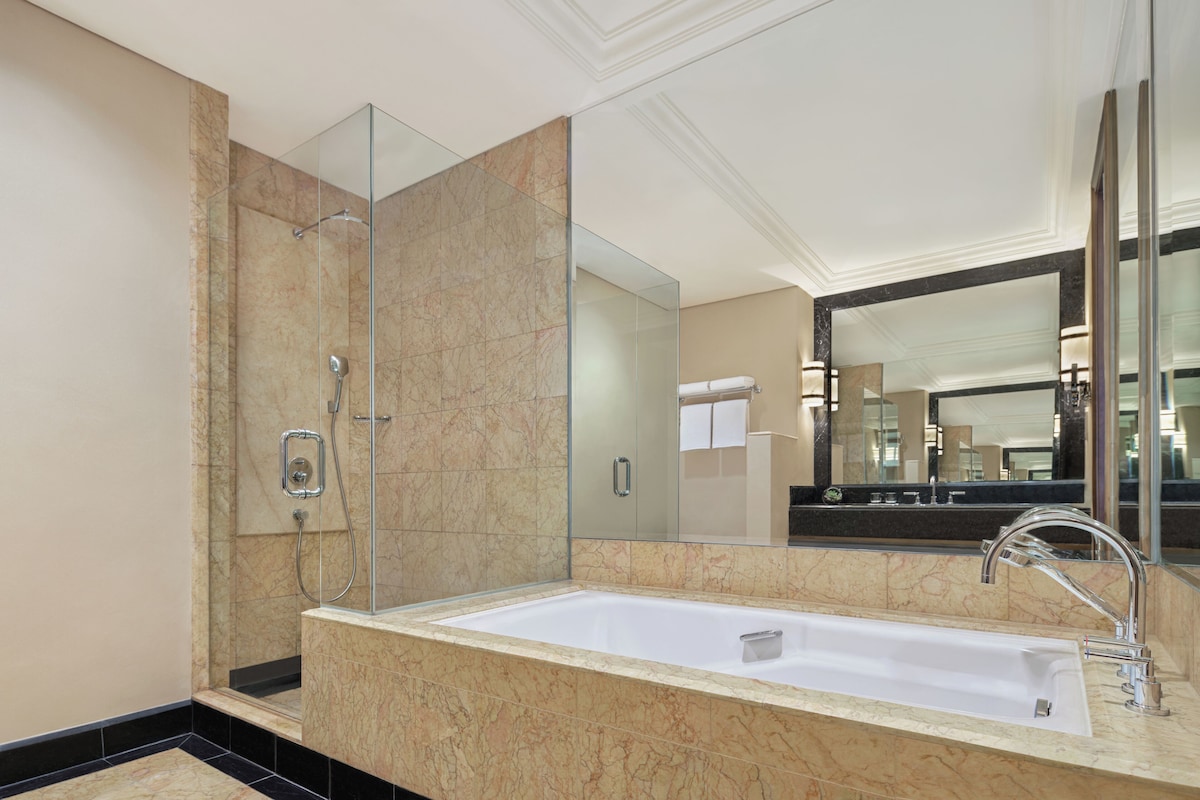 JW Marriott Hotel (Premier Suite) image 7
