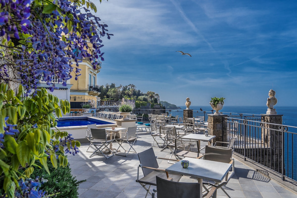 Bellevue Syrene (Deluxe Room with Sea View) image 5