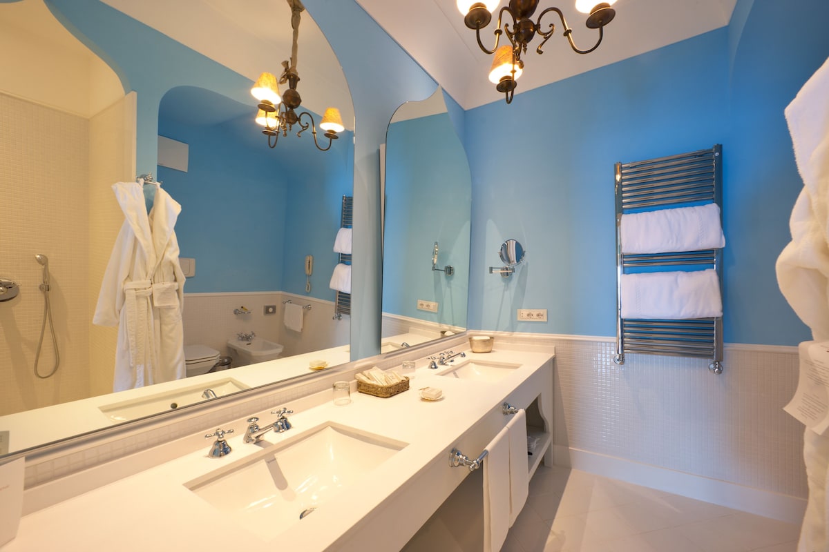 Bellevue Syrene (Deluxe Room with Sea View) image 7