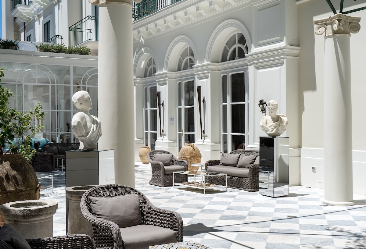 Bellevue Syrene (Deluxe Room with Sea View) image 8