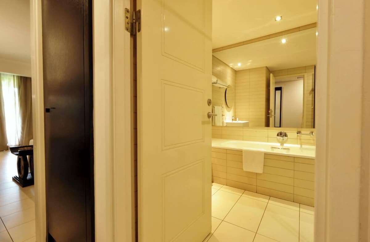 Labadi Beach Hotel (Double Room) image 4