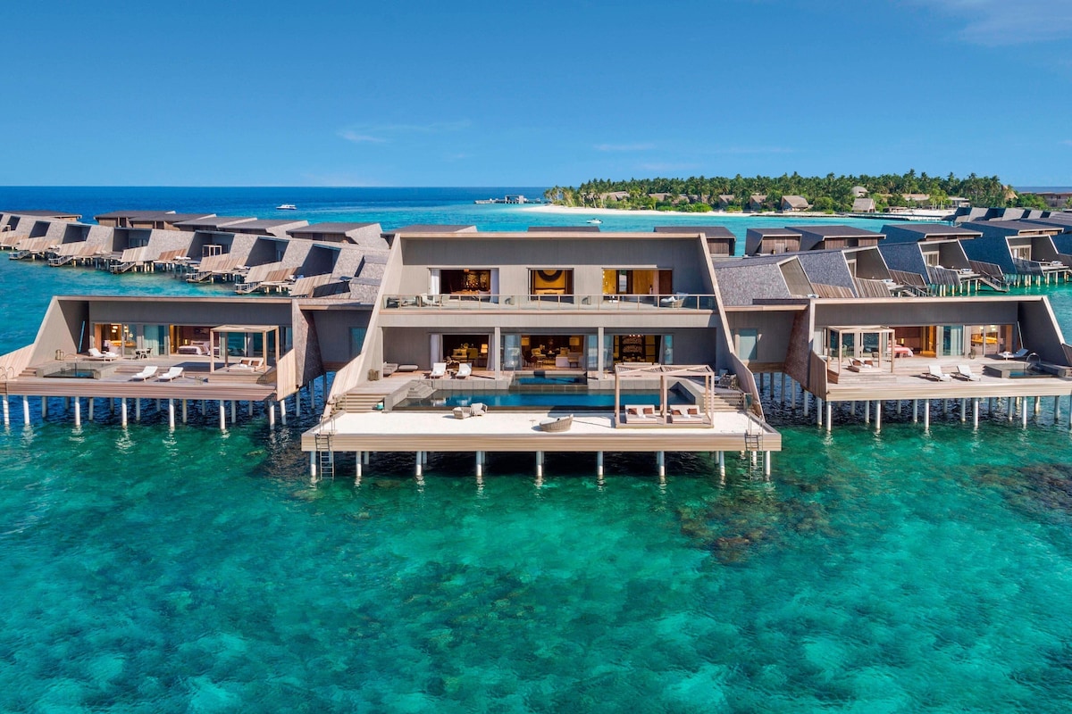 The St. Regis Maldives Vommuli Resort image 10