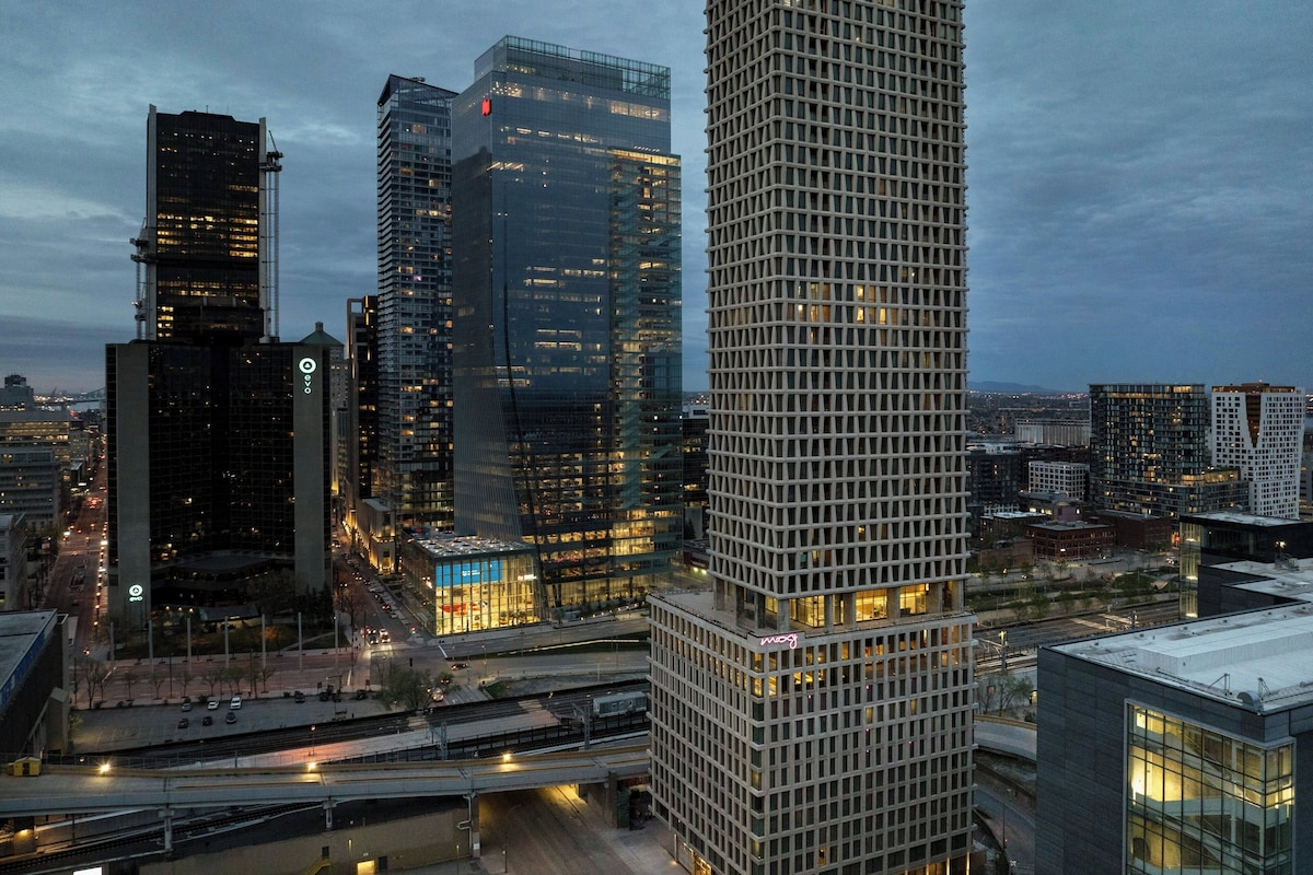 Moxy Montreal (Standard Room with City View) image 1