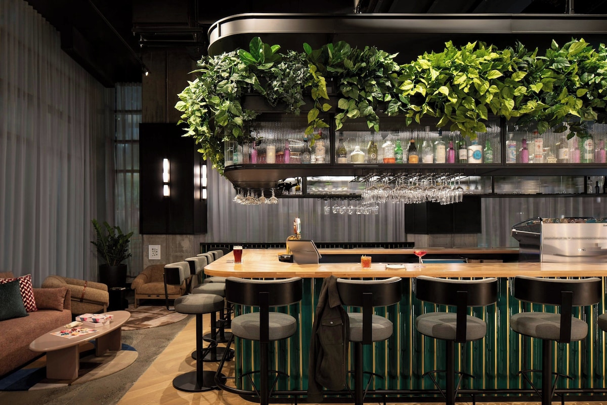 Moxy Montreal (Standard Room with City View) image 2