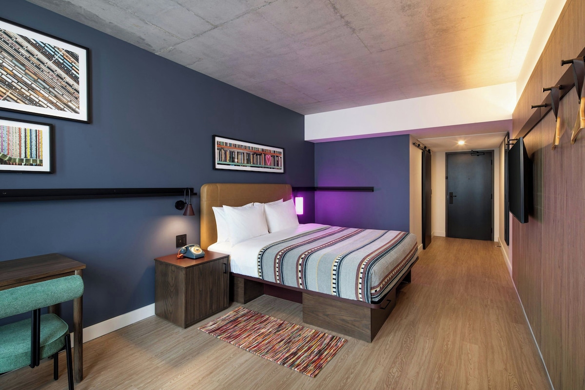 Moxy Montreal (Standard Room with City View) image 4