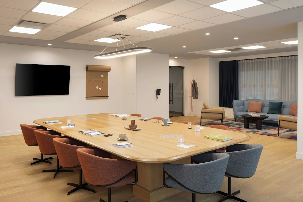 Moxy Montreal (Standard Room with City View) image 6