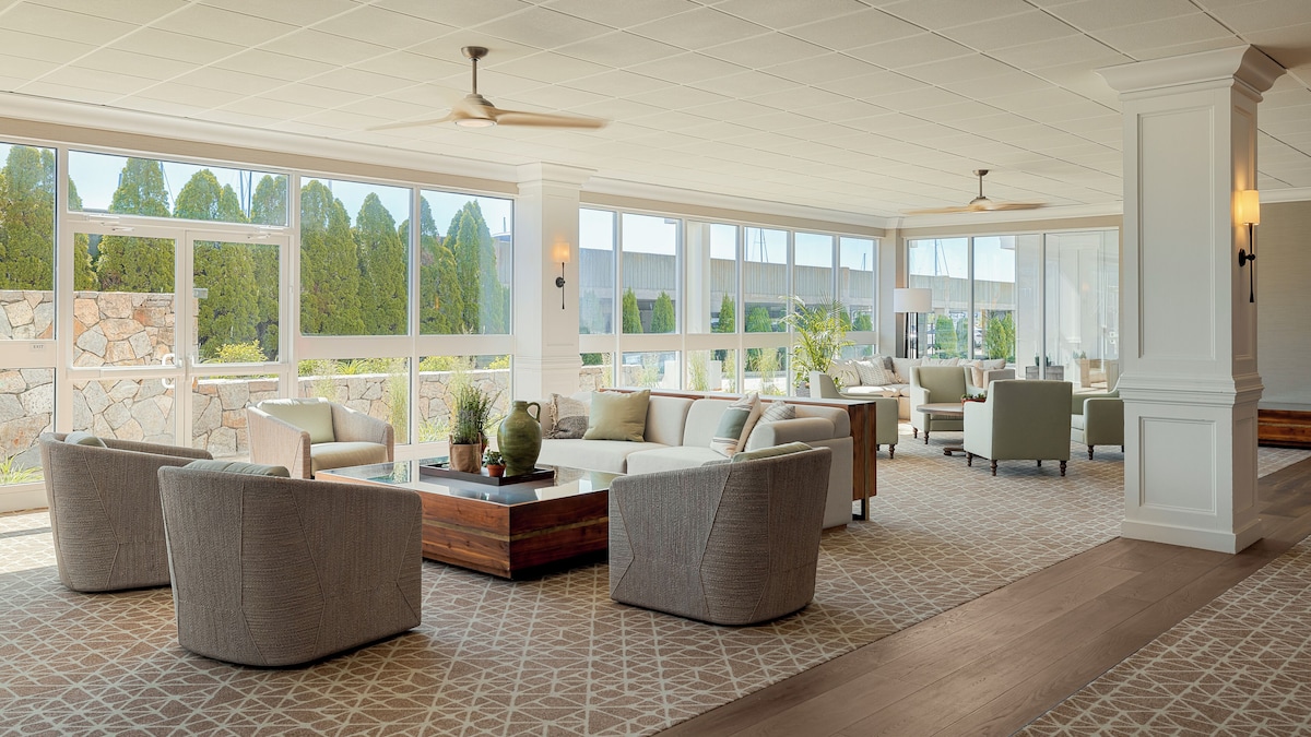 Newport Harbor Island (Waterview King) image 3