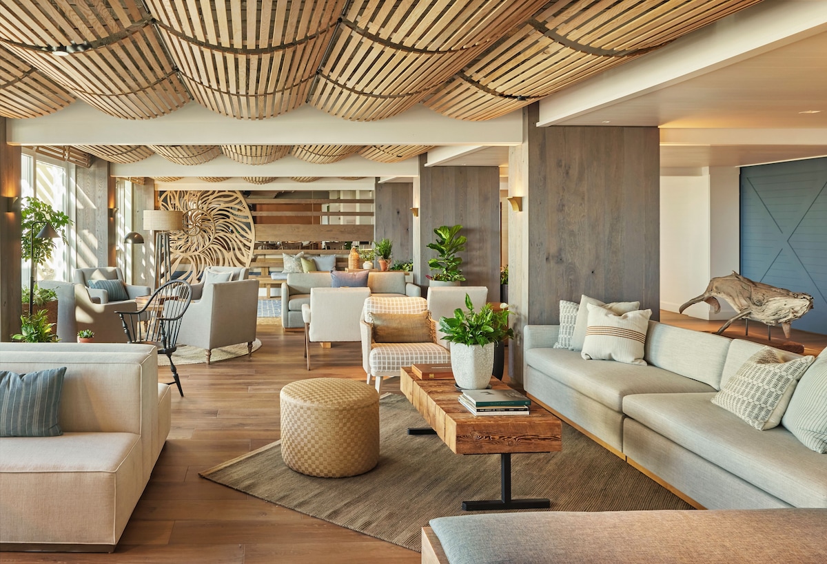 Newport Harbor Island (Waterview King) image 4