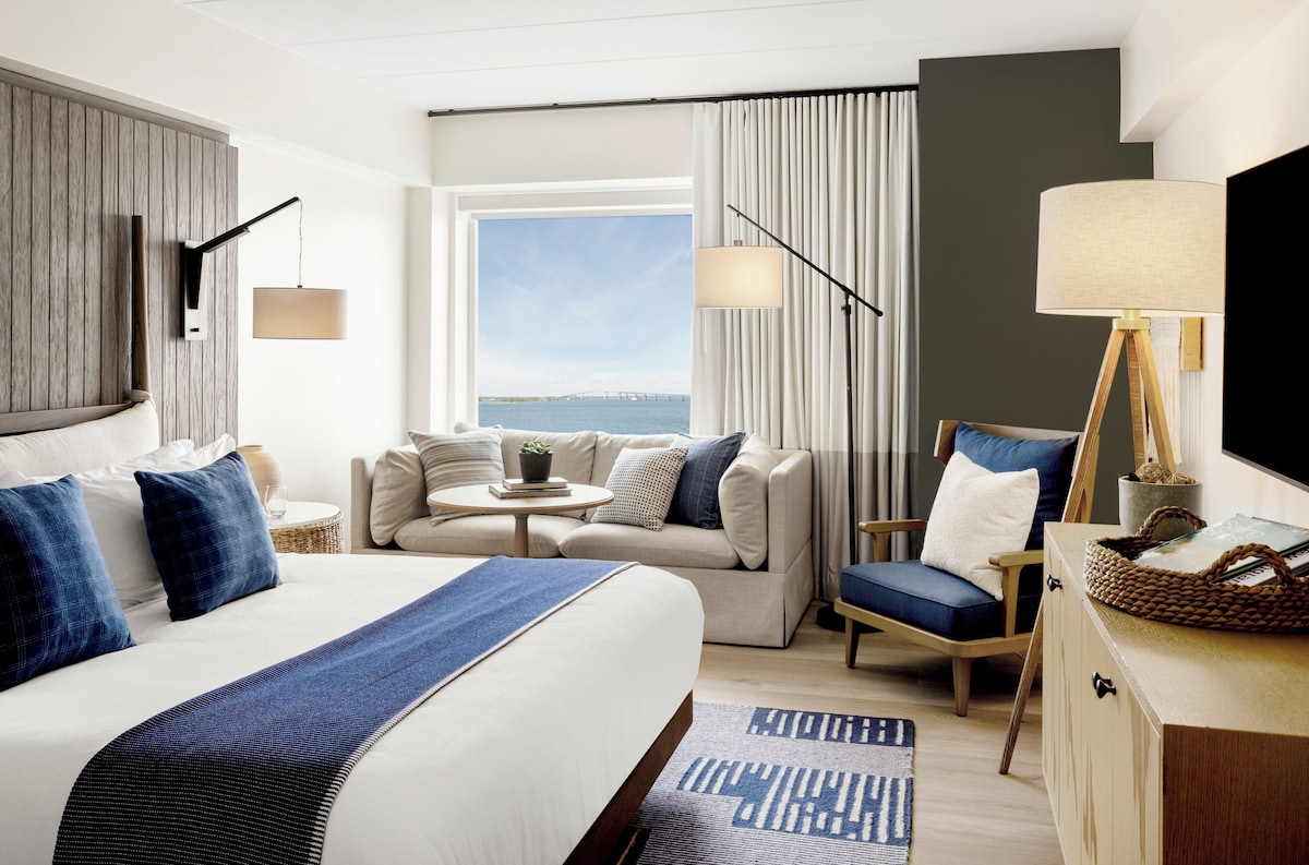 Newport Harbor Island (Waterview King) image 5