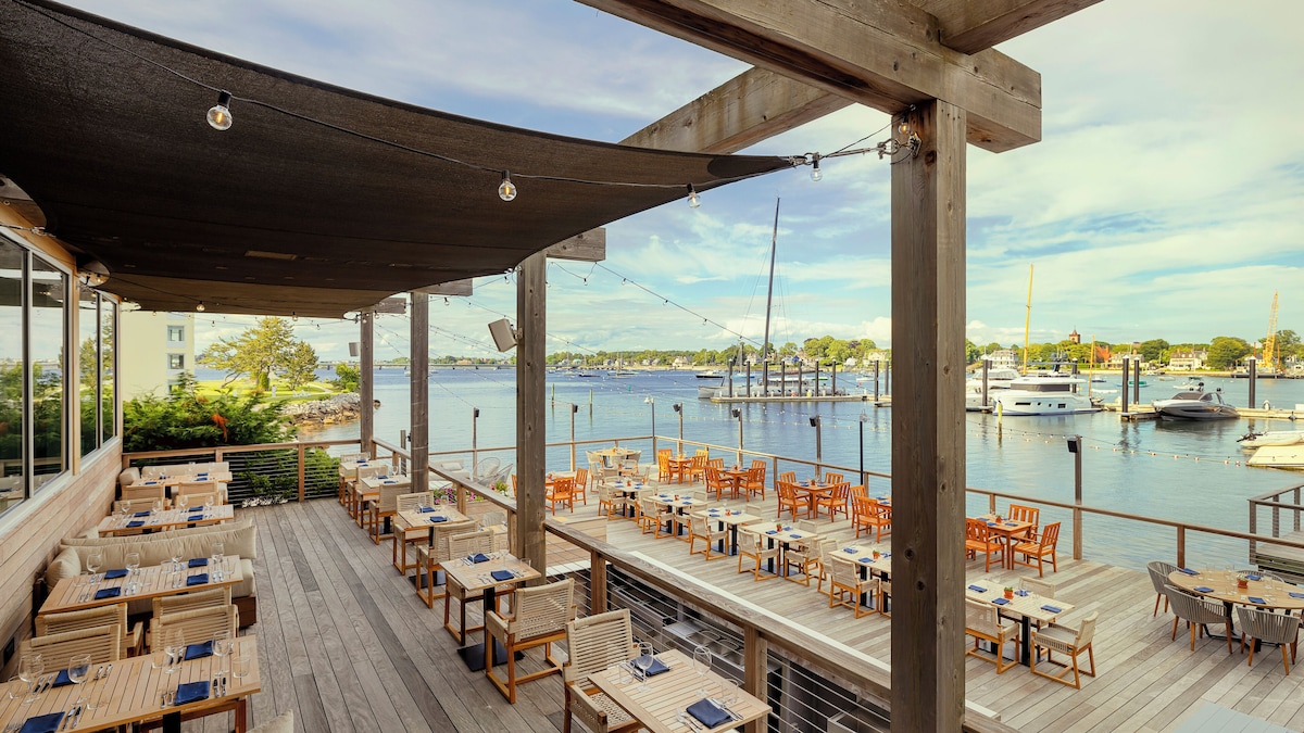 Newport Harbor Island (Waterview King) image 7